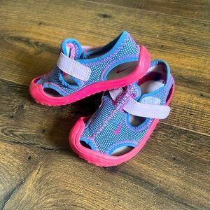 Nike sandals size 4 GUC
